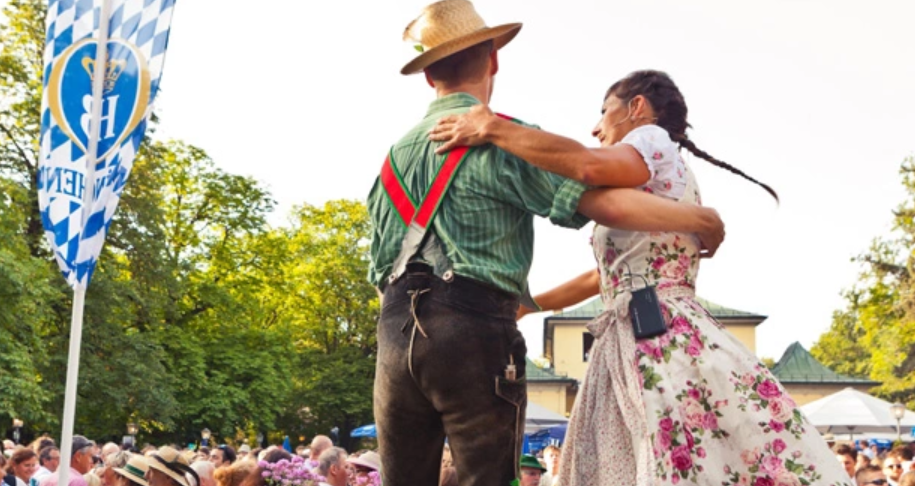 photo of a pair of traditional dancers at the Folk Dance Kocherball which is one of many summer events in Munich for 2024